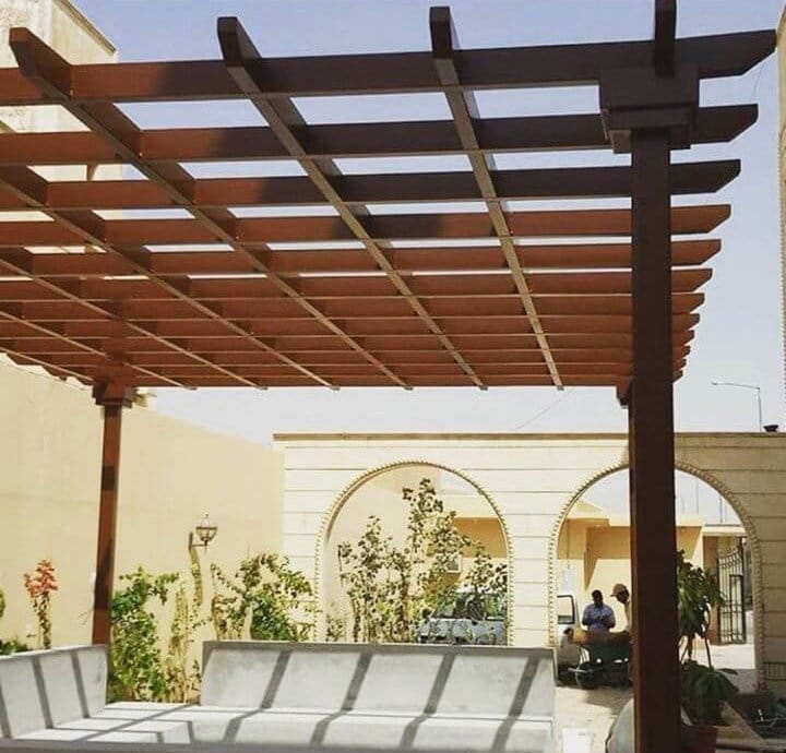 دليل شراء مظلة سيارة شاملة مركّبة على مدخل فيلا