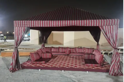 منشأة عريشة مُركَّبة في فيلا إماراتية تُظهر بناء الأعمدة الخشبية التقليدية والخيزران العلوي